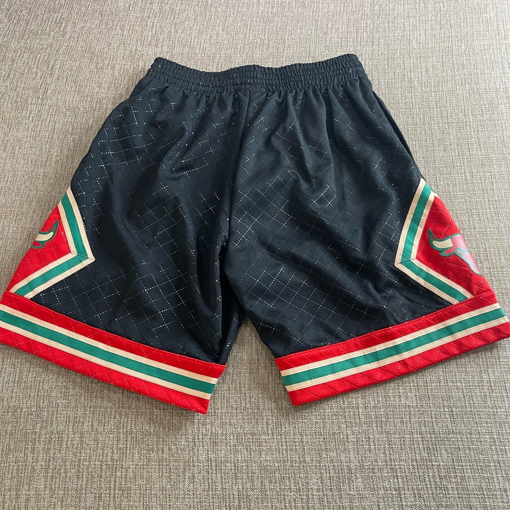 Chicago Bulls 1997-98 Neapolitan Swingman Shorts - Picture 9 of 12